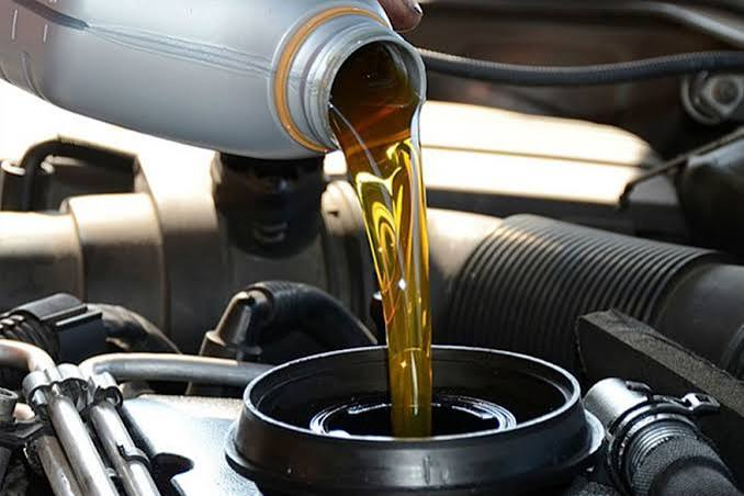 Cambio de aceite y filtros con garrafa de aceite y filtro del motor